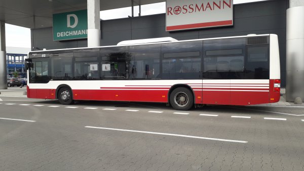 Stadsbus Opole bij de bushalte van Turawa Park