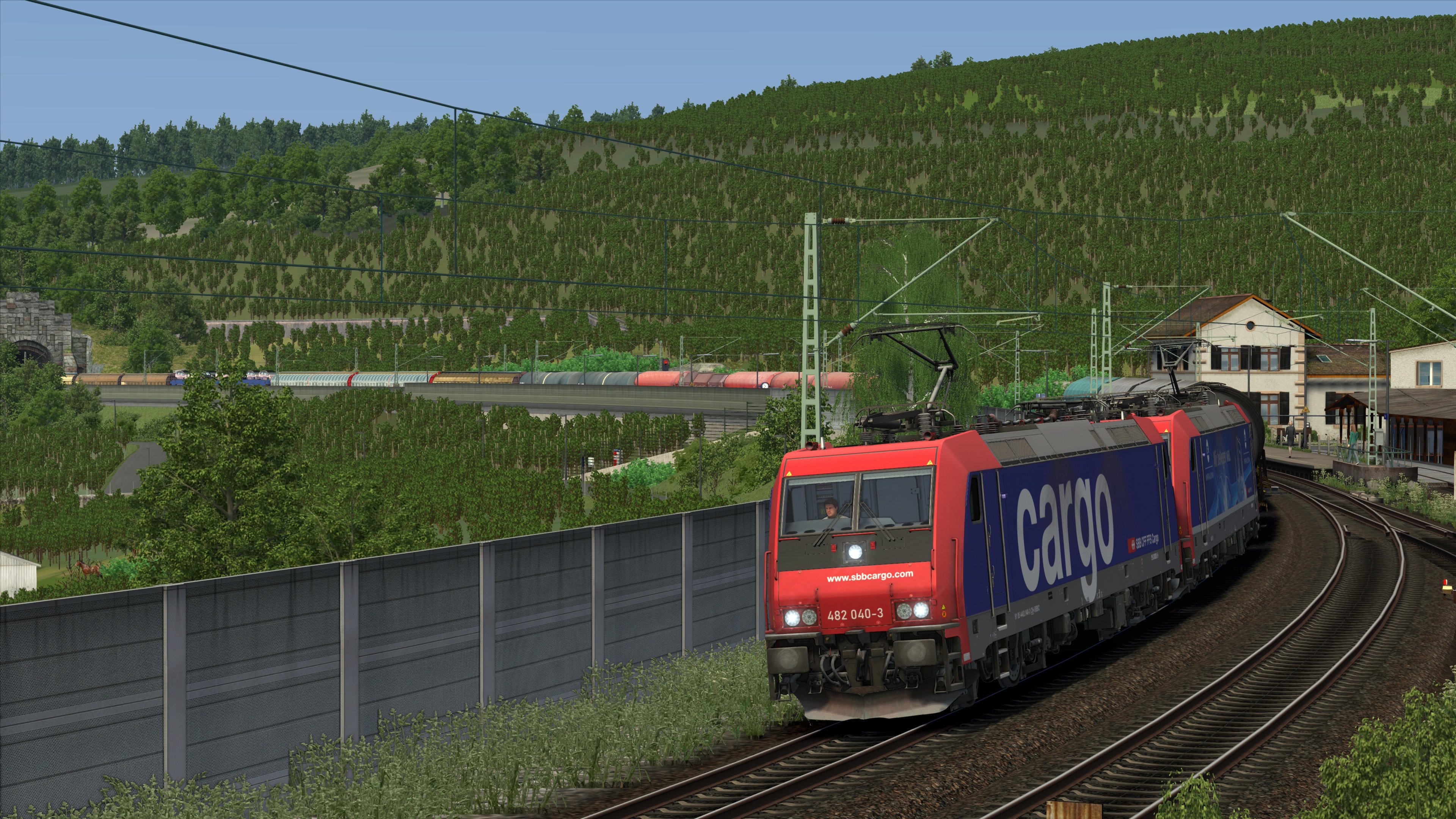 Een goederentrein komt door Istein met twee SBB Re 482 locs.