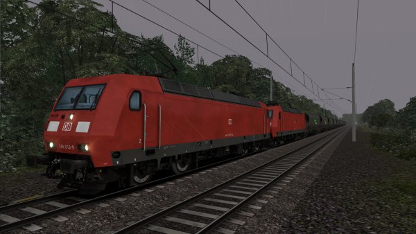 2 BR 145 locomotieven trekken een kolentrein in de regen op de Hamburg-Lübeck lijn