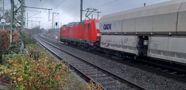 DB 185 257 wacht voor een rood sein op station Herzogenrath
