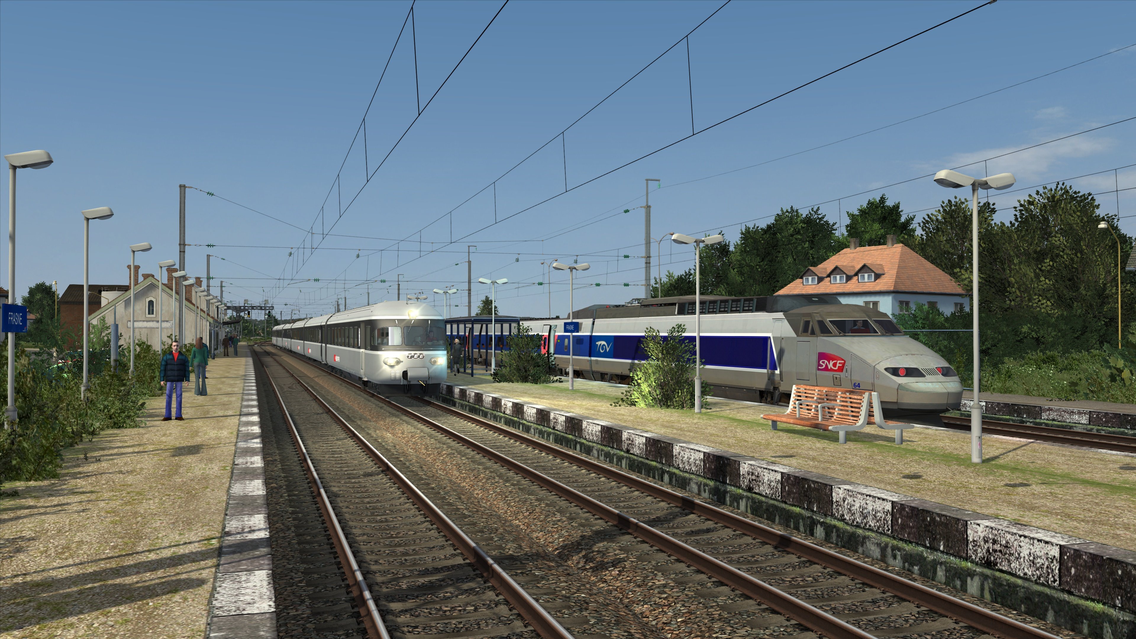 Een RABe EC en TGV staan te wachten voor vertrek in Frasne