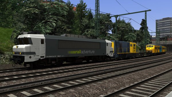 RXP 9903 sleept 2454 en Karel Foundation 466 op de Hamburg-Lübeck route